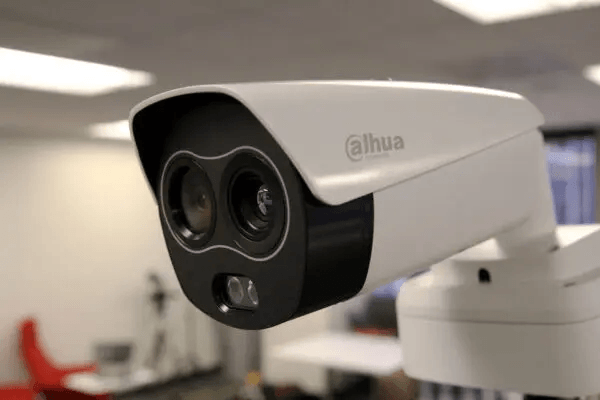 Тепловизор Dahua Technology можно увидеть во время демонстрации камеры в офисе в Сан-Франциско, Калифорния, 24 апреля 2020 года. (Nathan Frandino/ Reuters)