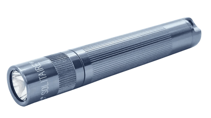 Компактный фонарик просто необходим; миниатюрный Maglite Solitaire — отличный выбор. (Maglite)