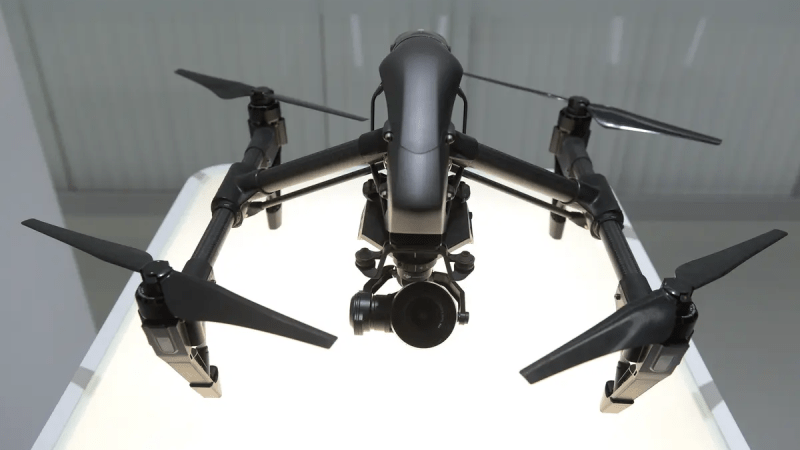 Дрон в выставочном зале штаб-квартиры DJI в Шэньчжэне, Китай, 11 мая 2017 г. (Nicolas Asfouri/AFP via Getty Images)