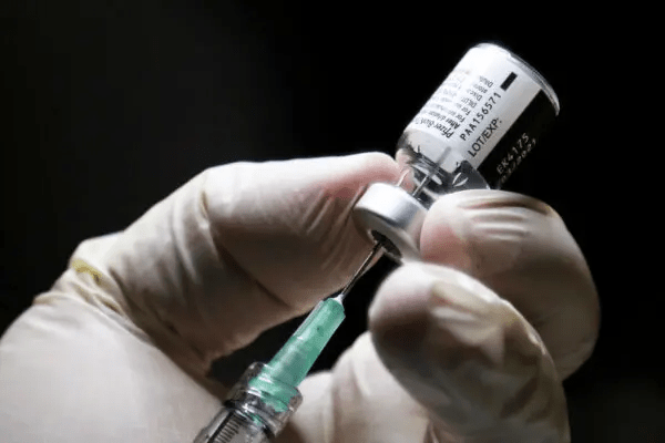 Медицинский работник готовит дозу вакцины Pfizer/BioNTech от COVID-19 в Институте Миченера в Торонто, 14 декабря 2020 года. (Carlos Osorio/AFP via Getty Images)