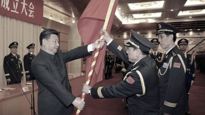 (Слева направо) Лидер коммунистической партии Китая Си Цзиньпин вручает военный флаг Вэй Фэнхэ, командующему ракетными войсками Народно-освободительной армии Китая, и Ван Цзяшену, политруку ракетных войск, в Пекине 31 декабря 2015 года. (Li Gang/Xinhua via AP)
