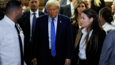 Экс-президент Дональд Трамп беседует с представителями СМИ после дачи показаний на суде по гражданскому делу о мошенничестве в Верховном суде штата Нью-Йорк 6 ноября 2023 года в Нью-Йорке. (Michael M. Santiago /Getty Images)