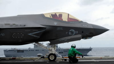 Экипаж истребителя-стелс F-35C ВМС США готовятся к демонстрации полёта во время совместных военно-морских учений Annualex 23 с авианосца USS Carl Vinson у берегов Японии, 11 ноября 2023 года. (Mari Yamaguchi/AP Photo).