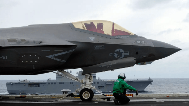 Экипаж истребителя-стелс F-35C ВМС США готовятся к демонстрации полёта во время совместных военно-морских учений Annualex 23 с авианосца USS Carl Vinson у берегов Японии, 11 ноября 2023 года. (Mari Yamaguchi/AP Photo).