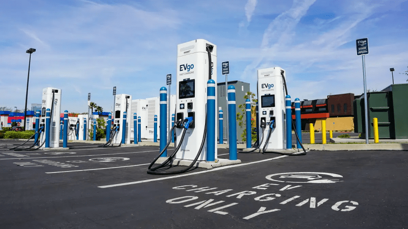 Станция EVGo для зарядки электромобилей в Ирвайне, Калифорния, 25 марта 2022 года. (John Fredricks/The Epoch Times) 