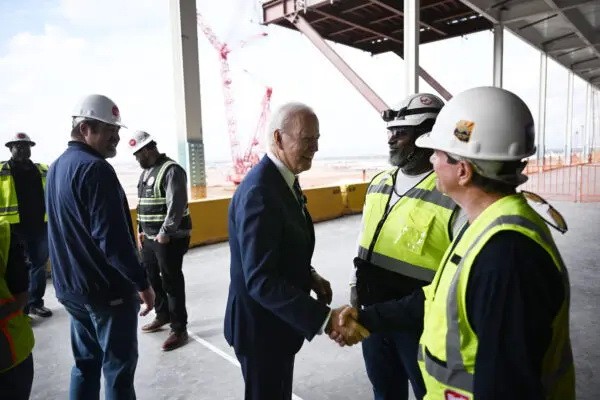 Президент США Джо Байден (в центре) приветствует рабочих во время экскурсии на заводе по производству полупроводников TSMC в Фениксе, 6 декабря 2022 года. (Brendan Smialowski/AFP via Getty Images)