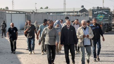 Фото: Палестинские рабочие на пограничном переходе «Карем-Абу-Салем» на юге Газы, 3 ноября 2023 года. (MOHAMMED ABED/AFP via Getty Images) 
