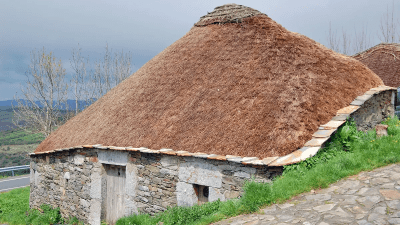 Паллоза, круглая каменная хижина с остроконечной соломенной крышей, датируется кельтскими временами, около 1500 лет назад. В испанской деревне О-Себрейро, на паломническом маршруте Камино-де-Сантьяго, жители жили в паллозах вплоть до 1960-х годов. (Камерон Хьюитт, Rick Steves' Europe/TNS)