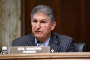 Сенатор Джо Манчин в Вашингтоне 16 февраля 2023 года. (Kevin Dietsch/Getty Images)