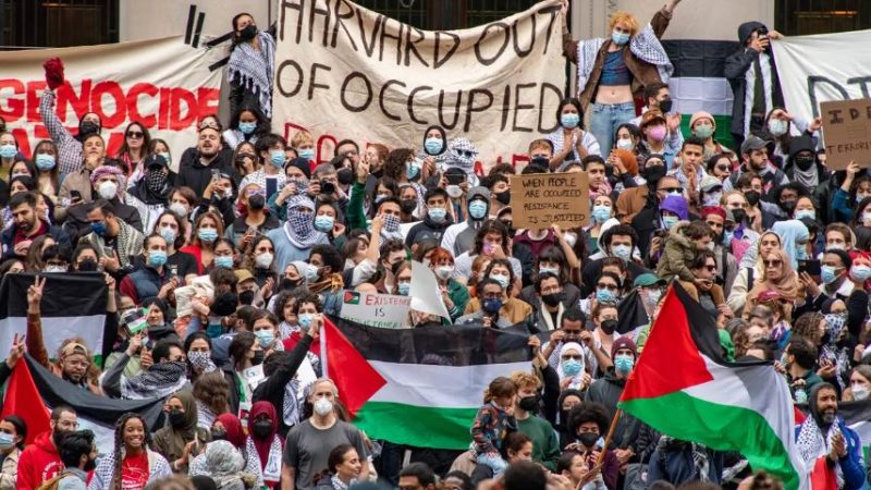 Протестующие держат плакаты в поддержку палестинского «сопротивления» во время митинга в Гарвардском университете в Кембридже, штат Массачусетс, 14 октября 2023 года. (Joseph Prezioso/AFP via Getty Images)