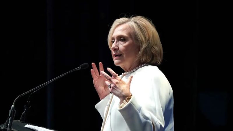 Хиллари Клинтон выступает на сцене во время 22-й ежегодной премии Global Leadership Awards, организованной Vital Voices в Центре Кеннеди в Вашингтоне 25 октября 2023 года. (Leigh Vogel/Getty Images for Vital Voices Global Partnership)