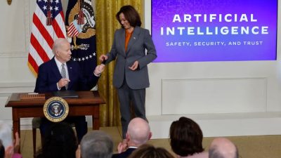 Президент США Джо Байден вручает вице-президенту Камале Харрис ручку, которой он подписал новый указ, касающийся искусственного интеллекта, во время мероприятия в Восточном зале Белого дома в Вашингтоне 30 октября 2023 года. (Chip Somodevilla/Getty Images)