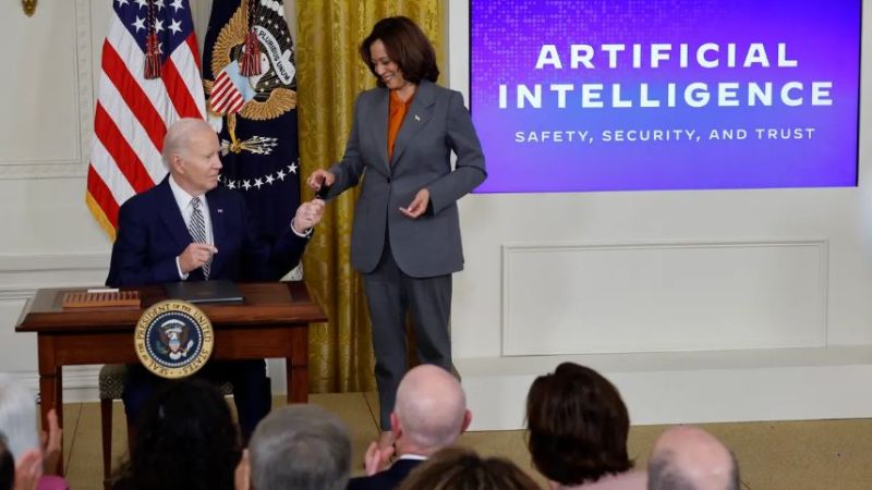 Президент США Джо Байден вручает вице-президенту Камале Харрис ручку, которой он подписал новый указ, касающийся искусственного интеллекта, во время мероприятия в Восточном зале Белого дома в Вашингтоне 30 октября 2023 года. (Chip Somodevilla/Getty Images)