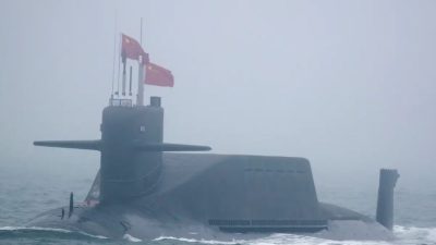 Новая атомная подводная лодка типа 094A класса «Цзинь» «Длинный марш 10» военно-морских сил Народно-освободительной армии Китая (НОАК) участвует в военно-морском параде в честь 70-й годовщины основания военно-морских сил НОАК Китая в море близ Циндао, в восточной китайской провинции Шаньдун, 23 апреля 2019 года. (Mark Schiefelbein/Pool/AFP via Getty Images)