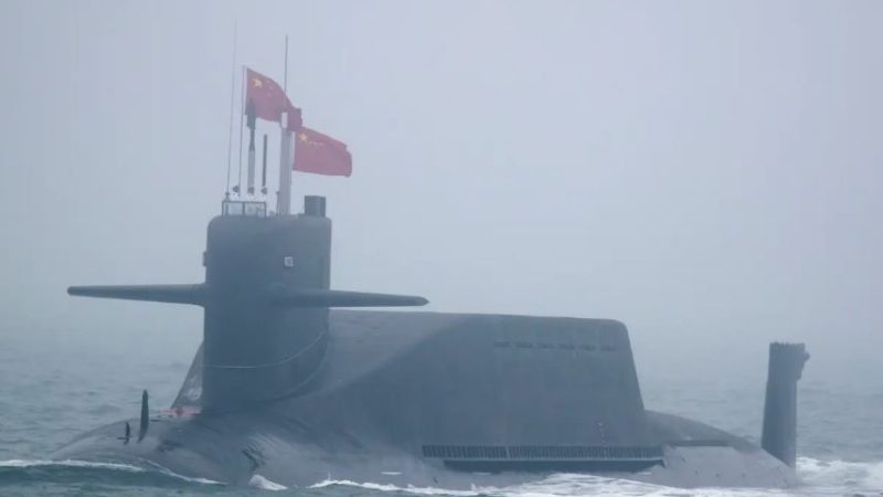Китай обучает и оснащает иностранные вооружённые силы, конкурируя с США Новая атомная подводная лодка типа 094A класса «Цзинь» «Длинный марш 10» военно-морских сил Народно-освободительной армии Китая (НОАК) участвует в военно-морском параде в честь 70-й годовщины основания военно-морских сил НОАК Китая в море близ Циндао, в восточной китайской провинции Шаньдун, 23 апреля 2019 года. (Mark Schiefelbein/Pool/AFP via Getty Images)