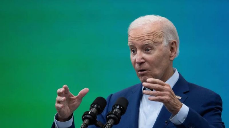 Президент Джо Байден говорит о том, как «Байденомика» помогает чистой энергетике и производству, в Arcosa Wind Towers в Альбукерке, Северная Каролина, 9 августа 2023 года. (Jim Watson/AFP via Getty Images)
