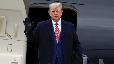Бывший президент США Дональд Трамп выходит из своего самолёта Trump Force One в аэропорту Абердина в Абердине, Шотландия, 1 мая 2023 года. (Jeff J Mitchell/Getty Images)