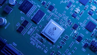 Чип управления BMC Hi1710 на микросхеме Kunpeng 920, разработанной дочерней компанией Huawei Hisilicon, на выставке в штаб-квартире Huawei в Шэньчжэне, провинция Гуандун, Китай, 29 мая 2019 года. (Jason Lee/Reuters)
