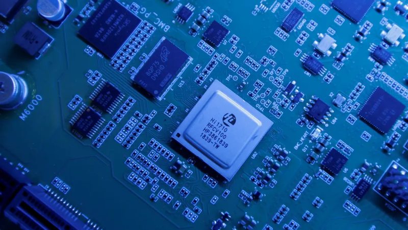 Чип управления BMC Hi1710 на микросхеме Kunpeng 920, разработанной дочерней компанией Huawei Hisilicon, на выставке в штаб-квартире Huawei в Шэньчжэне, провинция Гуандун, Китай, 29 мая 2019 года. (Jason Lee/Reuters)
