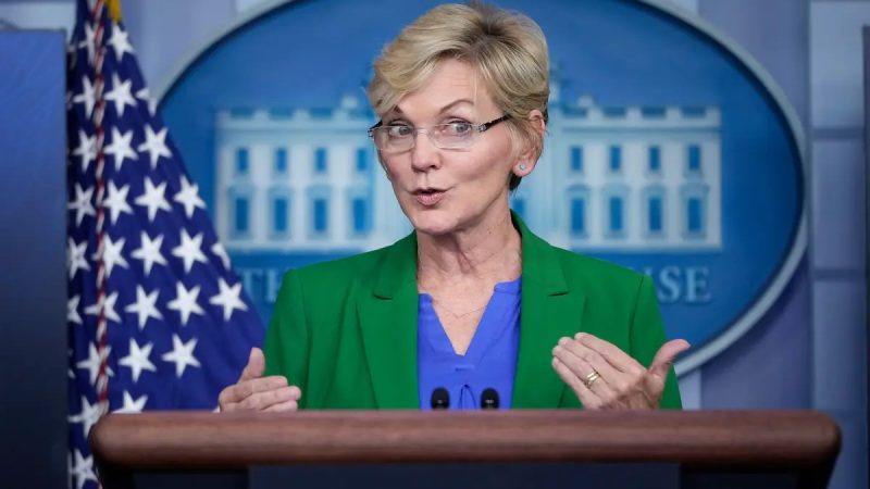 Министр энергетики США Дженнифер Грэнхолм проводит брифинг для журналистов в Белом доме 11 мая 2021 года. (Drew Angerer/Getty Images)