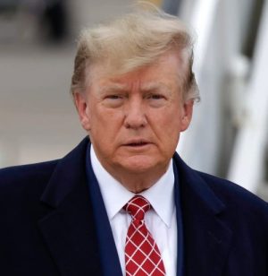Бывший президент США Дональд Трамп выходит из своего самолёта Trump Force One в аэропорту Абердина в Шотландии 1 мая 2023 года. (Jeff J. Mitchell/Getty Images)