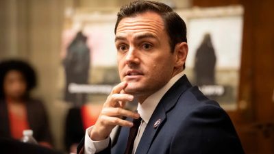 Член Палаты представителей Майкл Галлахер выступает во время мероприятия, посвящённого массовым убийствам на площади Тяньаньмэнь в 1989 году, в Конгрессе 5 июня 2023 года. (Madalina Vasiliu/The Epoch Times)
