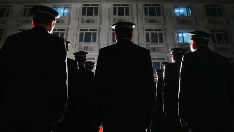 Полицейские принимают участие в рейде по развлекательным заведениям в Пекине 25 октября 2006 года. (Photo by China Photos/Getty Images)
