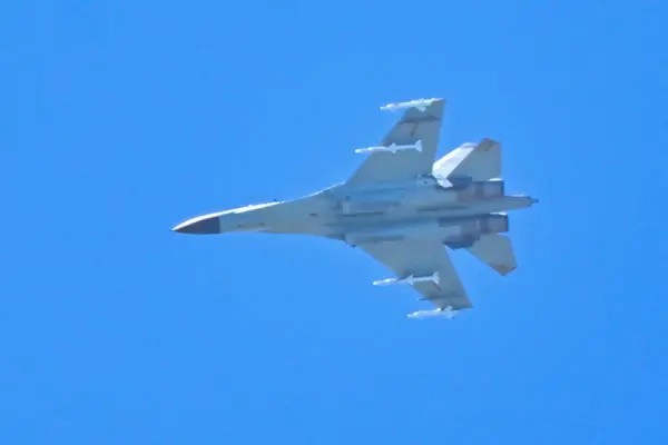 Китайский военный самолёт пролетает над островом Пинтан, одной из ближайших точек материкового Китая к Тайваню, в провинции Фуцзянь, 5 августа 2022 года. (Hector Reamal/AFP via Getty Images)