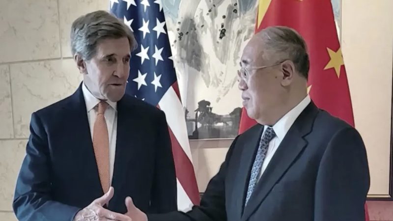 Посланник США по климату Джон Керри провёл переговоры со своим коллегой Се Чжэньхуа в Пекине 17 июля 2023 года. (Reuters/Screenshot via The Epoch Times)