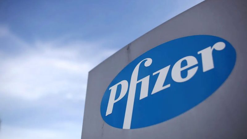 Логотип фармацевтической компании Pfizer в Discovery Park в Сандвиче, Англия, 17 августа 2011 г. (Dan Kitwood/WPA Pool/Getty Images)