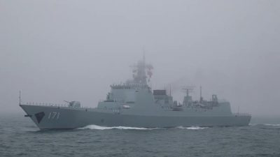 Эсминец типа 052С «Хайкоу» Военно-морских сил Народно-освободительной армии Китая (НОАК) участвует в военно-морском параде в честь 70-летия основания военно-морских сил Китая в море близ Циндао, в восточной китайской провинции Шаньдун, 23 апреля 2019 года. (Mark Schiefelbein/AFP via Getty Images)