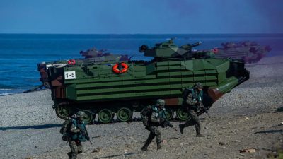 Солдаты высаживаются из десантных машин AAV7 во время военных учений «Хань Куан», которые имитируют вторжение Народно-освободительной армии Китая (НОАК) на остров Пинтуне, Тайвань, 28 июля 2022 года. (Annabelle Chih/Getty Images)
