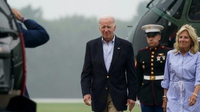 Президент Джо Байден и первая леди Джилл Байден высаживаются из самолёта Marine One на базе Национальной гвардии ВВС штата Делавэр по пути в Уилмингтон в Нью-Касле, штат Делавэр, 4 августа 2023 года. (Elizabeth Frantz/Reuters)