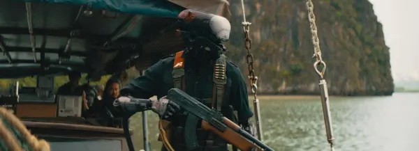 ИИ-андроид с АК-47 в «Создателе». (20th Century Studios)
