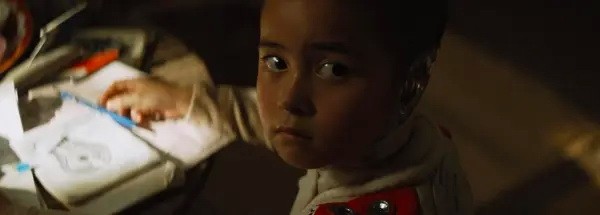 Мэдлин Войлз в роли Альфи в фильме «Создатель». (20th Century Studios)