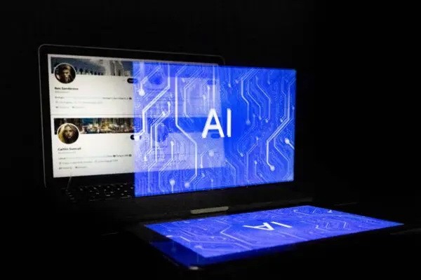 Четыре аккаунта в Twitter, созданные с помощью программ ИИ, на экране ноутбука в Хельсинки 12 июня 2023 года. Поддельные профили, выдававшие себя за американских защитников окружающей среды, размещали твиты в поддержку Объединённых Арабских Эмиратов, их организации климатического саммита COP28 и роли главы этой страны, нефтяника Султана аль-Джабера, в продвижении климатических мер. (Olivier Morin/AFP)