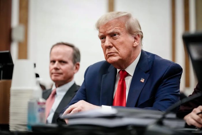 Дональд Трамп сидит в зале суда в здании Верховного суда штата Нью-Йорк в Нью-Йорке 17 октября 2023 года. (Seth Wenig-Pool/Getty Images)