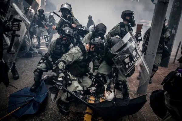 Полиция задерживает продемократических демонстрантов во время столкновений в Ван Чай в Гонконге 1 октября 2019 года. (Chris McGrath/Getty Images)