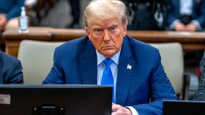 Бывший президент США Дональд Трамп готовится к даче показаний во время судебного процесса в Верховном суде штата Нью-Йорк в Нью-Йорке 6 ноября 2023 года. (David Dee Delgado/Getty Images)
