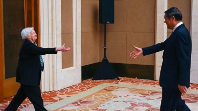 Министр финансов США Джанет Йеллен и вице-премьер Китая Хэ Лифэн во время встречи в государственном гостевом доме Дяоюйдао в Пекине 8 июля 2023 года. (Pedro Pardo/Pool/AFP via Getty Images)
