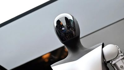 Робот Tesla был представлен на Всемирной конференции по искусственному интеллекту в Шанхае 6 июля 2023 года. (Wang Zhao/AFP via Getty Images)