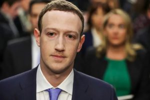 Марк Цукерберг даёт показания на слушаниях объединённого комитета Сената по судебной системе и торговле в здании офиса Сената Харта на Капитолийском холме в Вашингтоне 10 апреля 2018 г. (Chip Somodevilla/Getty Images)