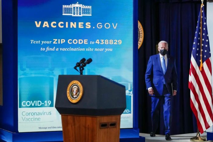 Президент США Джо Байден готовится к выступлению по поводу вакцин от COVID-19 в здании Белого дома в Вашингтоне 23 августа 2021 года. (Drew Angerer/Getty Images)