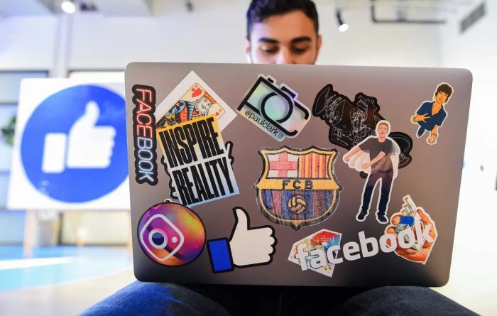 Сотрудник Facebook (организация, деятельность которой запрещена на территории России) Мохамед Алмари работает за ноутбуком в кампусе штаб-квартиры компании в Менло-Парке, Калифорния, 23 октября 2019 г. (JOSH EDELSON/AFP via Getty Images)