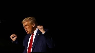 Бывший президент США Дональд Трамп выступает на предвыборном митинге на стадионе Теда Хендрикса в Хайалеа, штат Флорида, 8 ноября 2023 года. (Alon Skuy/Getty Images)