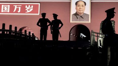 Китайская военизированная полиция на площади Тяньаньмэнь под портретом Мао Цзэдуна перед Запретным городом в Пекине, 4 июня 2014 года. 4 июня 1989 года китайские войска подавляли протестующих, выступающих за демократию, убив и раня тысячи студентов в ходе событий, известных сегодня как бойня на площади Тяньаньмэнь. (Фото: Kevin Frayer/Getty Images)