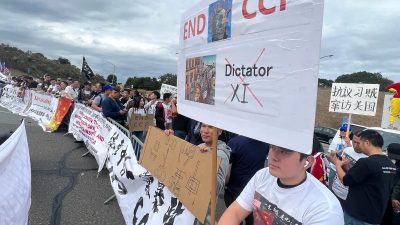 Протестующие против лидера Китая Си Цзиньпина во время его встречи с президентом США Джо Байденом в рамках саммита Азиатско-Тихоокеанского экономического сотрудничества (АТЭС) в Вудсайде, Калифорния, 15 ноября 2023 года. (Gilles Clarenne/AFP via Getty Images)
