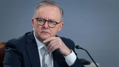 Премьер-министр Австралии Энтони Олбанезе слушает во время выездного совещания лидеров стран АТЭС в Сан-Франциско, Калифорния, 17 ноября 2023 года. (Kent Nishimura/Getty Images)
