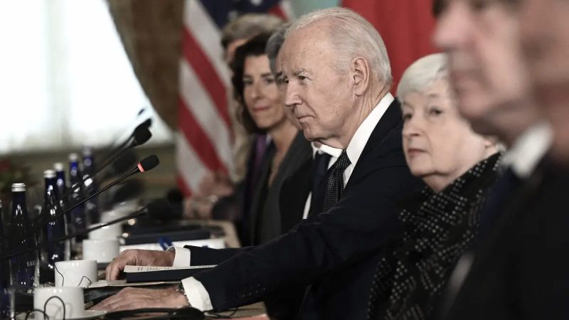 Президент США Джо Байден наблюдает за происходящим во время встречи с китайским лидером Си Цзиньпином (не на фото) в рамках Азиатско-Тихоокеанского экономического сотрудничества (АТЭС) Неделя лидеров в Вудсайде, Калифорния, 15 ноября 2023 года. (Brendan Smialowski/AFP via Getty Images)
