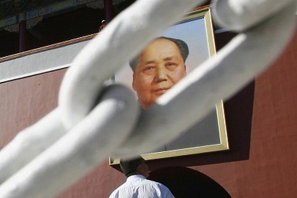 Портрет Мао Цзэдуна на площади Тяньаньмэнь в Пекине. Фото: ( China Photos/Getty Images)